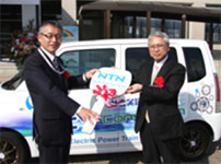 写真：髙木社長（右）から鈴木副市長へキーを手渡し