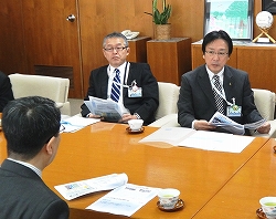 報告会の様子(写真右:渡部磐田市長)