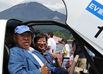 写真：出発直前、パレード1号車に乗車された川勝知事と田嶋会長（7月パイクスピーク・インターナショナル・ヒルクライム優勝ドライバー）