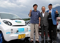 写真：静岡県の川勝知事（左）、電気自動車普及協議会の福武会長（中央）、(株)タジマモーターコーポレーションの田嶋会長（右）