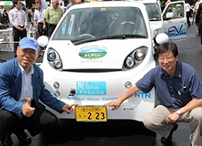 写真：静岡県の川勝知事（右）と（株）タジマモーターコーポレーションの田嶋会長（左）