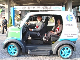 写真：貸与する超小型モビリティに試乗される運転席の鈴木市長と後席の朴会長 