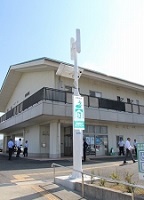 桑名市・長島防災コミュニティセンターに設置された「NTNハイブリッド街路灯」