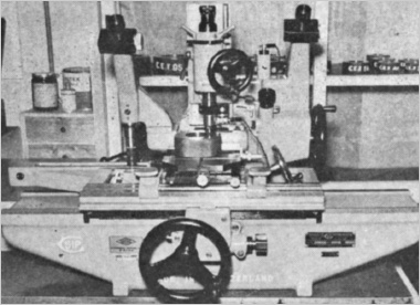 写真: NTNが戦後導入の第1号となったスイス製の万能測長機