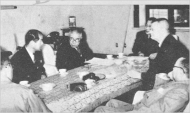 写真: 小野社長と懇談するデミング博士（1955年、武庫川工場）