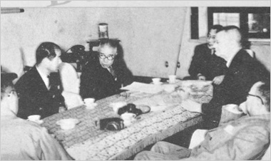 写真: 小野社長と懇談するデミング博士(1955年、武庫川工場)