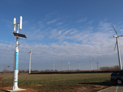 NTN-AT内に設置されたNTNグリーンパワーステーション(手前)と電力会社の風力発電装置