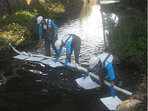 油漏洩を想定した河川での緊急時対応訓練（桑名）