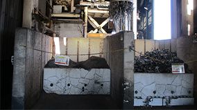 ②電気炉溶解材料ヤードの切粉を、リフティングマグネットで自動計量し搬送台車へ運ぶ。