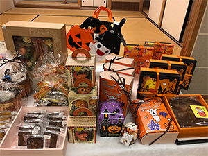 焼き菓子やキャンドルなどすべて手作りのハロウィンギフトを販売