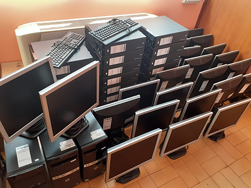 寄贈された30台のパソコン