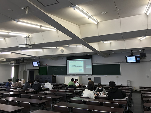 グループディスカッションで自分の意見を述べる学生たち