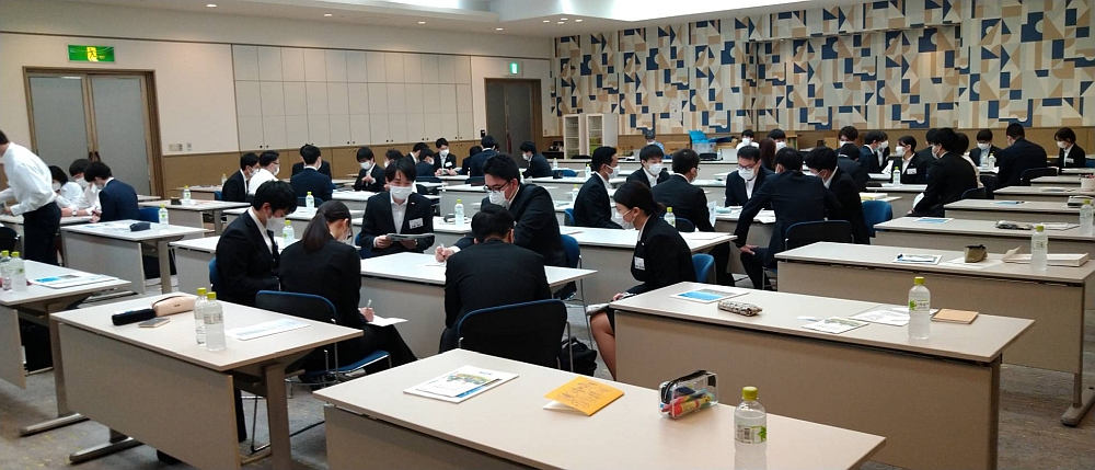 企業理念について語り合う新入社員