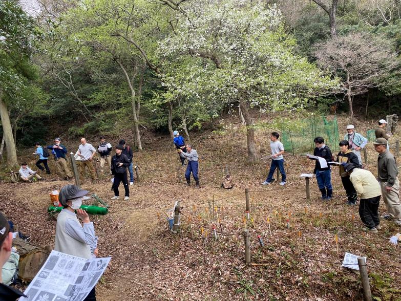 杭を立てる活動の作業者への説明の様子（三重製作所）