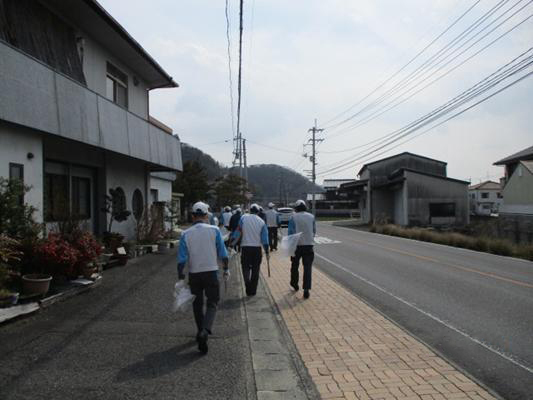 製作所周辺の道路でのごみ拾いの様子（岡山製作所）