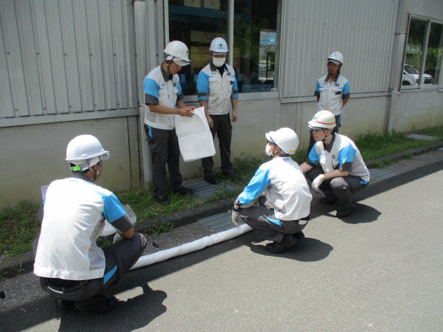 油漏えい対策訓練の様子（袋井製作所）