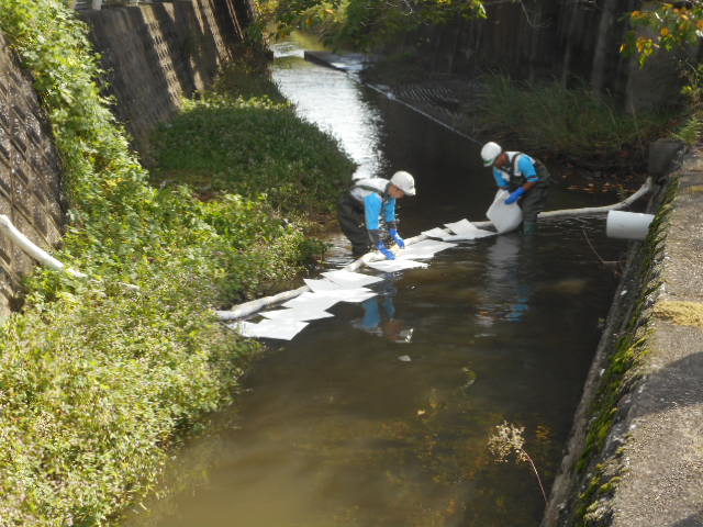 近隣の河川で行われた油漏えい対応実地訓練の様子（桑名製作所）