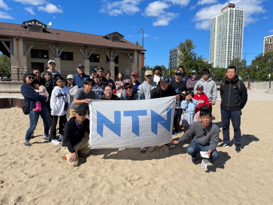 ミシガン湖岸での清掃活動の様子（NTA）