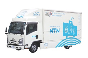 普段はお客さま向けに技術講習などを行う「テクニカルサービスカー」を「NTN 回る学校」仕様に