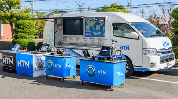 写真:テクニカル・サービスカーを使用して「NTN回る学校」を開催