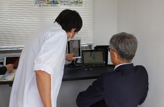 写真:多目的シェルター内での医療処置の様子