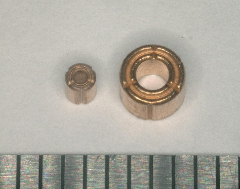 写真:左:開発品(内径φ0.6mm) 右:従来品(内径φ1.5mm)