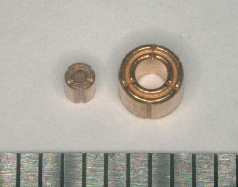 写真:左:開発品(内径&phi;0.6mm) 右:従来品(内径&phi;1.5mm)