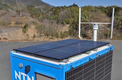 写真:太陽光パネルと独自開発の小型風車で発電
