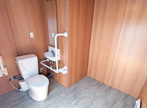 写真:コンテナ内部をカスタマイズしてトイレなどとして活用が可能