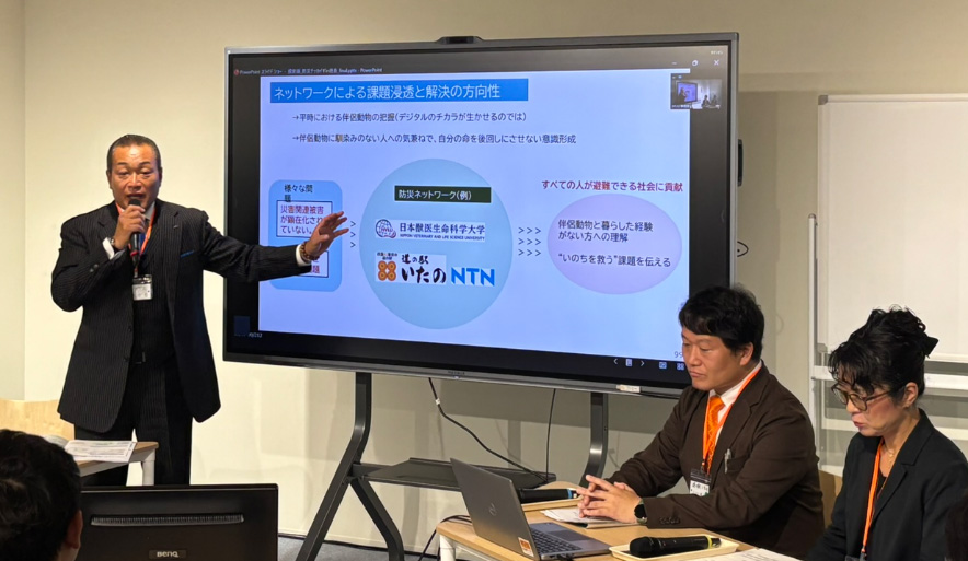 写真:2025年11月21日に徳島県徳島市で開催された「防災チッカイギ in 徳島」(主催:一般社団法人 耐災害デジタルコーディネーションセンター(DIT/CC))にて本取り組みを発表 (右から)日本獣医生命科学大学 獣医学部 教授 田中亜紀氏、道の駅「いたの」駅長 小川満大氏、NTN 未来創造開発本部 自然エネルギー商品ユニット長 梅本秀樹