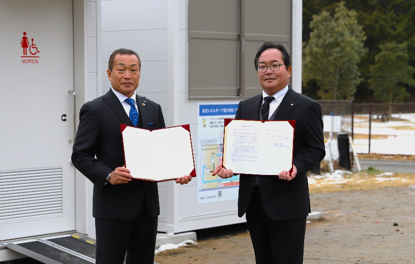 写真:大淀町とNTNで包括連携協定を締結 (写真右:奈良県吉野郡大淀町 町長 辻󠄀本眞宏様、左:NTN 未来創造開発本部 自然エネルギー商品ユニット長 梅本秀樹)