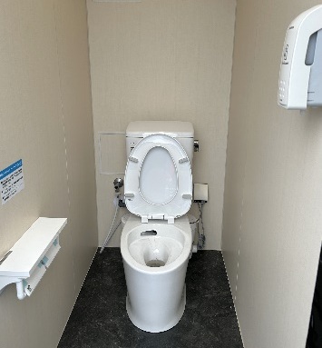 写真:洋式トイレ2台と処理槽を搭載清潔なトイレ環境を提供