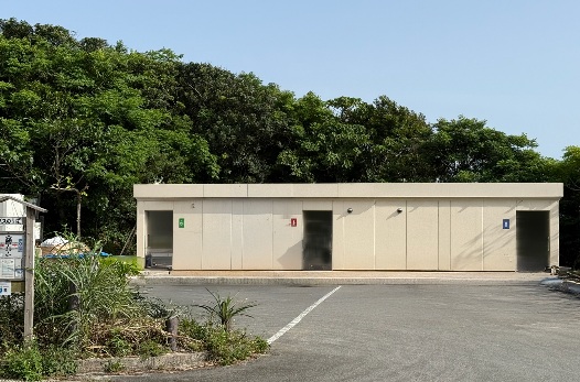写真:竹富町西表島の大見謝ロードパークに設置された移動型独立電源「N3 エヌキューブ」レストルームモデル