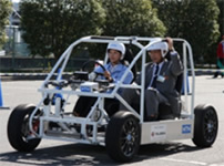 写真：電動コミュータ用インホールモータシステムを搭載した試験車両と磐田市の渡部市長（写真右）