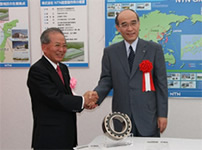 写真：鈴木会長（左）と谷本県知事（右）