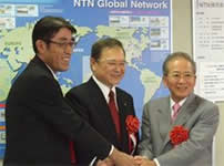 写真：左からNTN赤磐製作所播磨社長、井上市長、鈴木会長