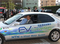 写真：コンバートEVに試乗される渡部市長