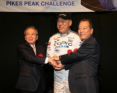 写真：（左から）鈴木会長、田嶋会長、福武会長