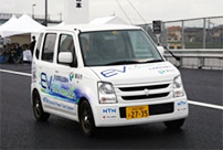 写真：磐田市公用車として実証実験中の「2モータオンボードシステム搭載コンバートEV」