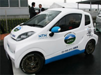 写真：インホイールモータを搭載した二人乗り小型EV「ふじのくにEV・PHVタウン構想実験車」
