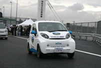写真：「通り初め」で走行する「ふじのくにEV・PHVタウン構想実験車」