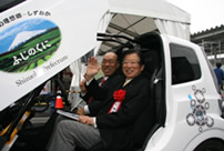 写真：静岡県の川勝知事（右）と（株）タジマモーターコーポレーションの田嶋会長（左）