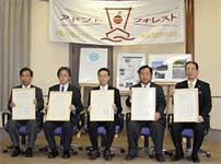 写真：大阪府庁にて開催された調印式（11月9日）