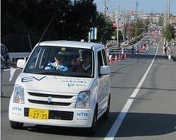 ランナーを先導するコンバートEV