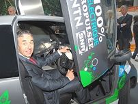 写真：アヌシー市リゴー市長が試乗