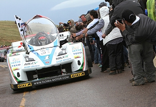 写真：「Team APEV withモンスタースポーツ」チームが見事優勝