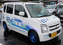 写真：パレード2号車で走行した「2モータオンボードシステム搭載コンバートEV」