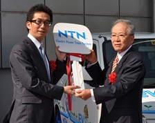 写真：NTN鈴木会長(右)より桑名市伊藤市長(左)
へキーを手渡し 