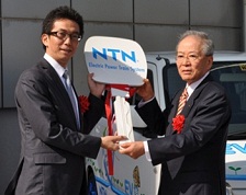 写真：NTN鈴木会長(右)より桑名市伊藤市長(左)
へキーを手渡し 