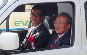 写真：試乗される伊藤市長と鈴木会長